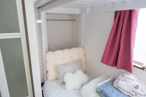 Dormitorio infantil con cama con almohadas de nubes en 王202整套私人卫浴厨房 洗衣机 车站步行5分钟 上野站地铁直达, en Tokio
