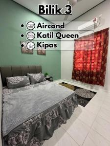 Un dormitorio con una cama y una cortina roja. en Semarak Homestay Best Staycation, en Kuala Terengganu