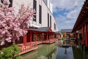 ダナンにあるDa Nang - Mikazuki Japanese Resorts & Spaのピンクの花が咲き誇る街の運河