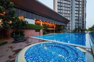 プトラジャヤにあるWarm Family Stay-IOI City Mallの建物の前の大きなプール