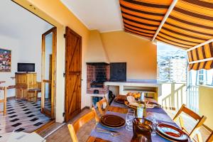 TV a/nebo společenská místnost v ubytování Coral House with Shared Pool and Sea View