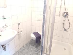 Koupelna v ubytování BodenSEE Gästehaus Tettnang ALBERGO + 37 fotografií