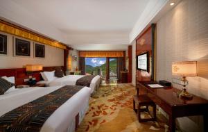 A bed or beds in a room at Wyndham Grand Plaza Royale Jiuzhaigou