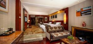 A bed or beds in a room at Wyndham Grand Plaza Royale Jiuzhaigou