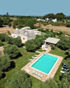 een luchtfoto van een huis met een zwembad bij Trulli Terrarossa con Piscina in Martina Franca