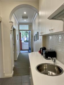 Athelstane Hotel的厨房或小厨房