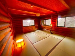 南小国町FairyForest的一间空房间,小屋里灯红