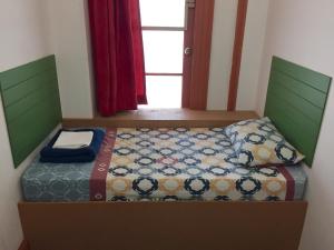 Un pat sau paturi într-o cameră la Hay Street Traveller's Inn