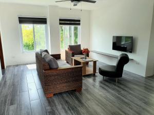 TV a/nebo společenská místnost v ubytování Tablas Seaview Homestay