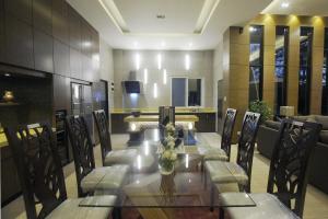 Χώρος καθιστικού στο One House 10BR