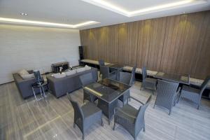 Χώρος καθιστικού στο One House 10BR