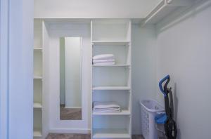 un armario con estantes blancos y espejo en Luxury 2 Bedroom 2 Bathroom Residence Great View, en Los Ángeles 7 fotos más