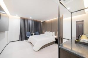 光州Cheomdan Lantana Hotel的一间带床和镜子的酒店房间 更多37张照片