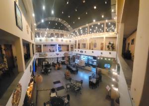 einen Blick über die Lobby eines Gebäudes in der Unterkunft Hotel Casona Artillero in Pátzcuaro