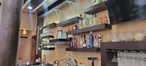 eine Wand mit Regalen voller Flaschen und Gläser in der Unterkunft Hotel Casona Artillero in Pátzcuaro