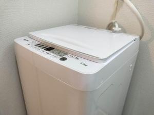 a washing machine with a white lid on top of it at B23新宿最中心 大久保站7分-Shinjuku center 7 mins to St, Max 5 直达新宿 涉谷 表参道 池袋 上野 代代木 银座 原宿 in Tokyo