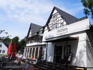 a building with a restaurant with tables and chairs at Ferienwohnung Hiddensee Hitthim in Kloster