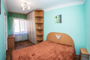 ノヴォシビルスクにあるNSK-Kvartirka, apartment Marksa 10の青い壁のベッドルーム1室(ベッド1台付)