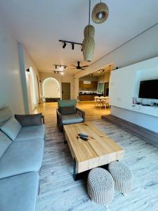 Posezení v ubytování AYAAN QUINTET Green Valley with Free Parking