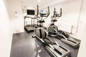 um ginásio com três máquinas de cardio numa sala em Simloc Hotel Drottninggatan em Arjeplog