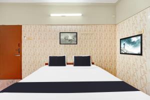 Ένα ή περισσότερα κρεβάτια σε δωμάτιο στο Super Hotel O Tiruppur Near Railway station