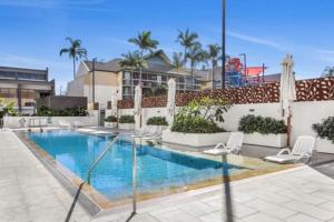 Bazén v ubytování Ruby Apartment Gold Coast nebo v jeho okolí