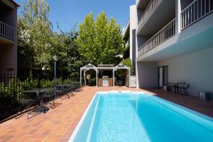 una piscina en medio de un edificio en Pinnacle Apartments, en Canberra