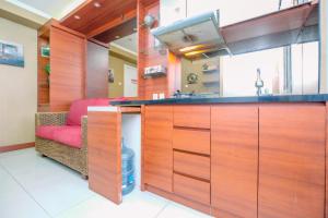 Kuchyň nebo kuchyňský kout v ubytování Comfy 2BR at Green Pramuka City Apartment By Travelio