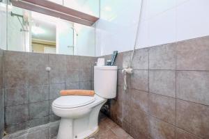 Koupelna v ubytování Comfy 2BR at Green Pramuka City Apartment By Travelio + 11 fotografií