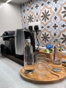 Příslušenství pro přípravu čaje a kávy v ubytování Cozy Corner Mini Villa