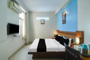TV o dispositivi per l'intrattenimento presso Super Townhouse Malviya Nagar Near Airport Formerly Royal Residency