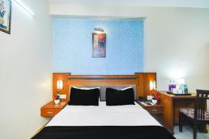 Letto o letti in una camera di Super Townhouse Malviya Nagar Near Airport Formerly Royal Residency