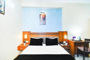 Letto o letti in una camera di Super Townhouse Malviya Nagar Near Airport Formerly Royal Residency
