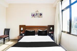 Letto o letti in una camera di Super Townhouse Malviya Nagar Near Airport Formerly Royal Residency