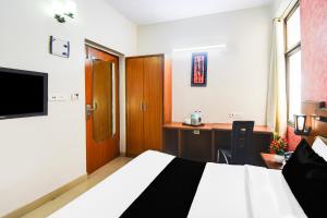 TV o dispositivi per l'intrattenimento presso Super Townhouse Malviya Nagar Near Airport Formerly Royal Residency