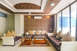 un soggiorno con un divano e un tavolo di Super Townhouse Malviya Nagar Near Airport Formerly Royal Residency a Jaipur