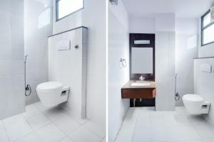 un bagno bianco con un water e un lavandino di Super Townhouse Malviya Nagar Near Airport Formerly Royal Residency a Jaipur
