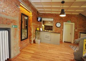 弗热希尼亚Hostel Centrum的砖房,墙上有台面和时钟