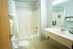 Ένα μπάνιο στο Coratel Inn & Suites by Jasper New Richmond +17 φωτογραφίες