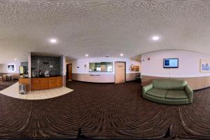Χώρος καθιστικού στο Coratel Inn & Suites by Jasper New Richmond