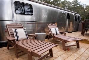 Fotografie z fotogalerie ubytování Cozy Lakefront Airstream - Private Deck and Firepit - Sleeps 6 v destinaci Smyrna