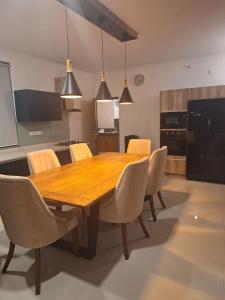 Η κουζίνα ή μικρή κουζίνα στο 5-star Luxury House at Pitakotte