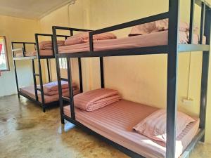 Postel nebo postele na pokoji v ubytování Cody Backpackers