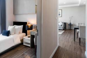 Metropolis Suites Bangkok, Tapestry Collection by Hilton客房内的一张或多张床位