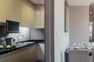 Metropolis Suites Bangkok, Tapestry Collection by Hilton的厨房或小厨房
