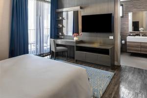 Metropolis Suites Bangkok, Tapestry Collection by Hilton客房内的一张或多张床位