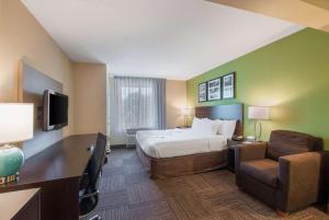 Postel nebo postele na pokoji v ubytování Sleep Inn & Suites