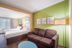 Postel nebo postele na pokoji v ubytování Sleep Inn & Suites