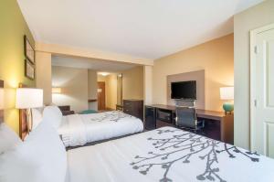 Postel nebo postele na pokoji v ubytování Sleep Inn & Suites