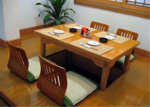 einen Holztisch mit zwei Stühlen, einem Tisch und einem Chairsuggest in der Unterkunft Ying Yuan Hotel in Jiading